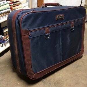 Vendi suitcase.